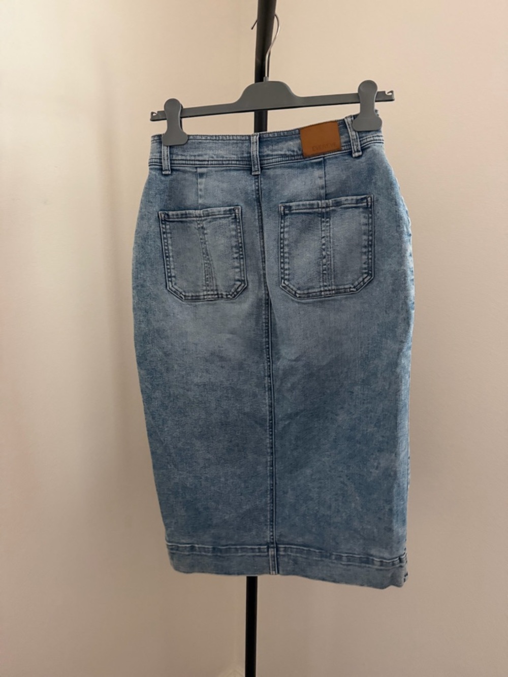 Evereve Light Wash Button-Front Denim Midi Skirt - Blue - Picture 4 of 6